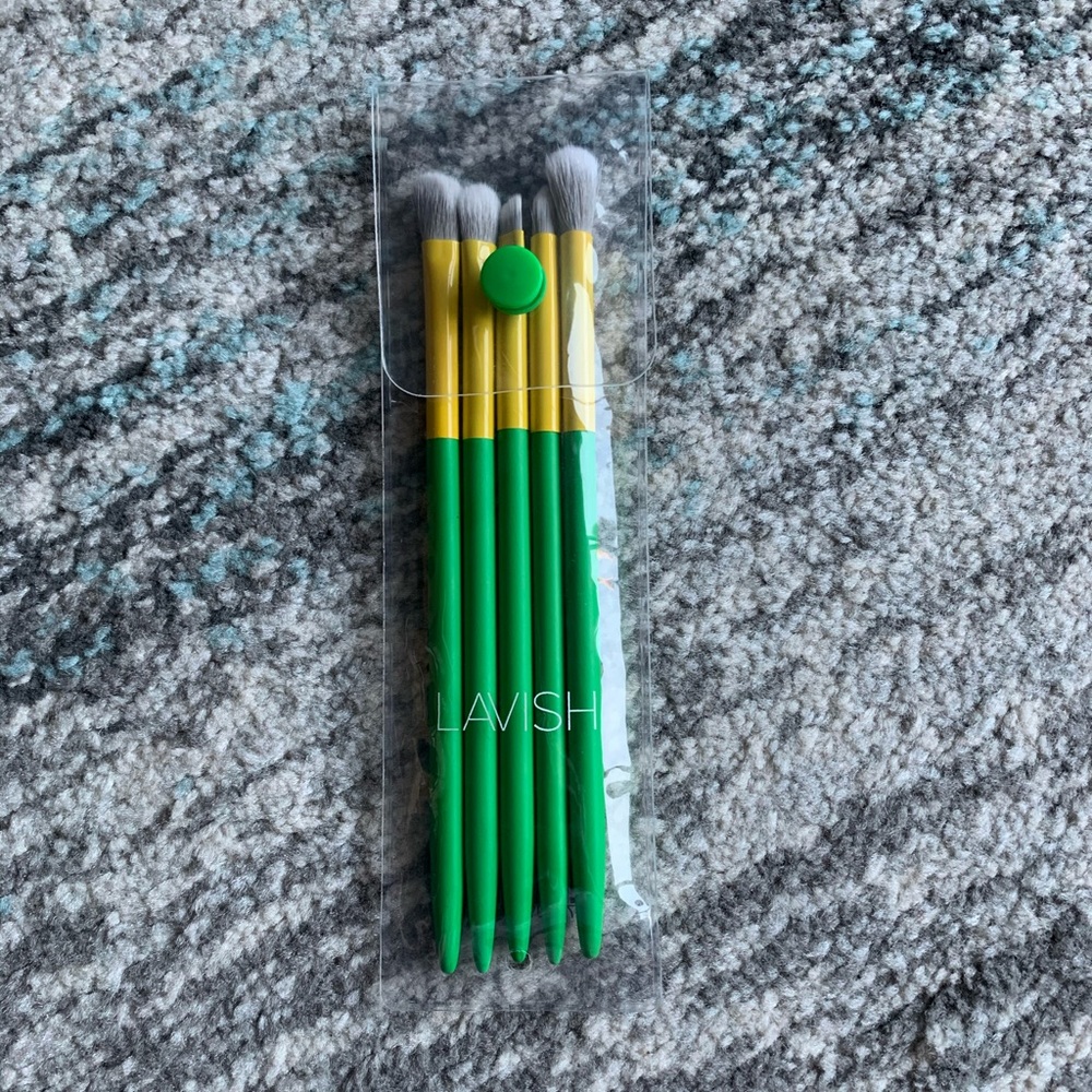 NWT Lavish Brush Set